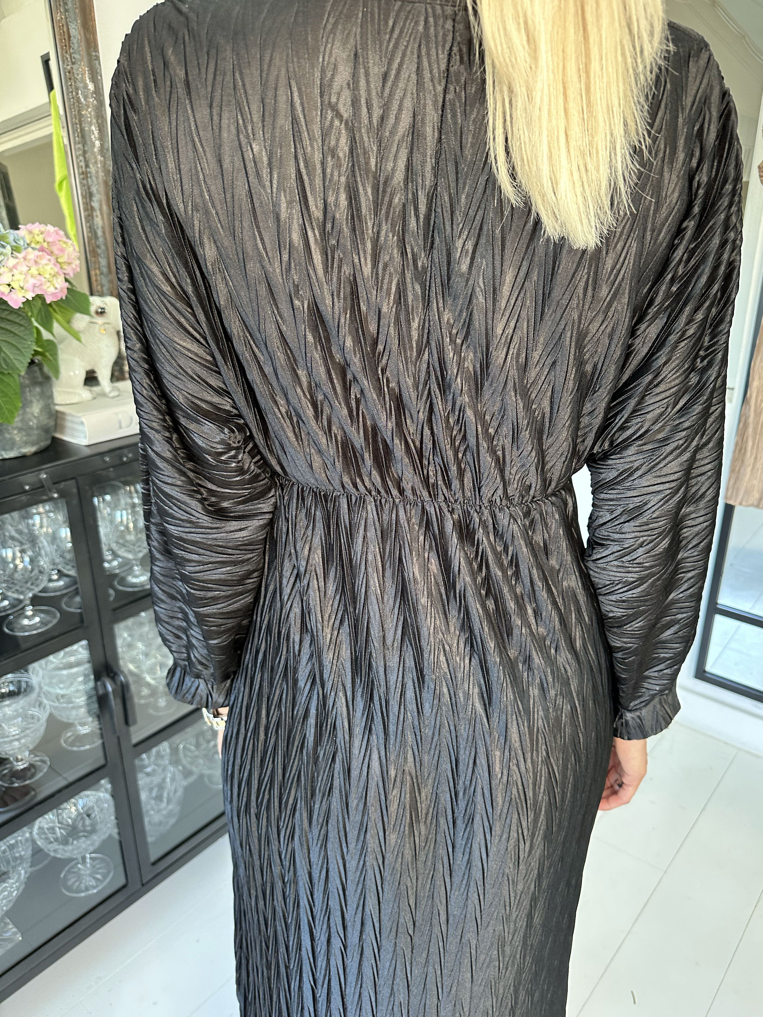 Love - Lang smuk plisseret kjole i shiny stof